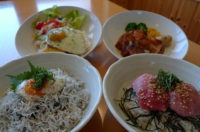 丼ものメニューも充実。人気は「とろーりたまごの釜揚げしらす丼」。