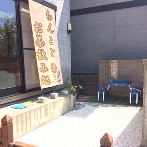 お天気のいい日はテラス席でわんことのんびりできますよ。