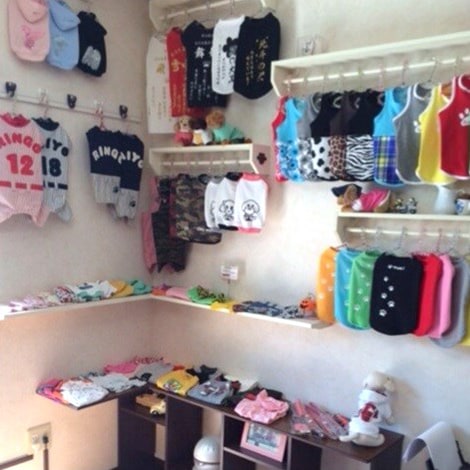 手作りのウェアがズラリと並ぶ店内。