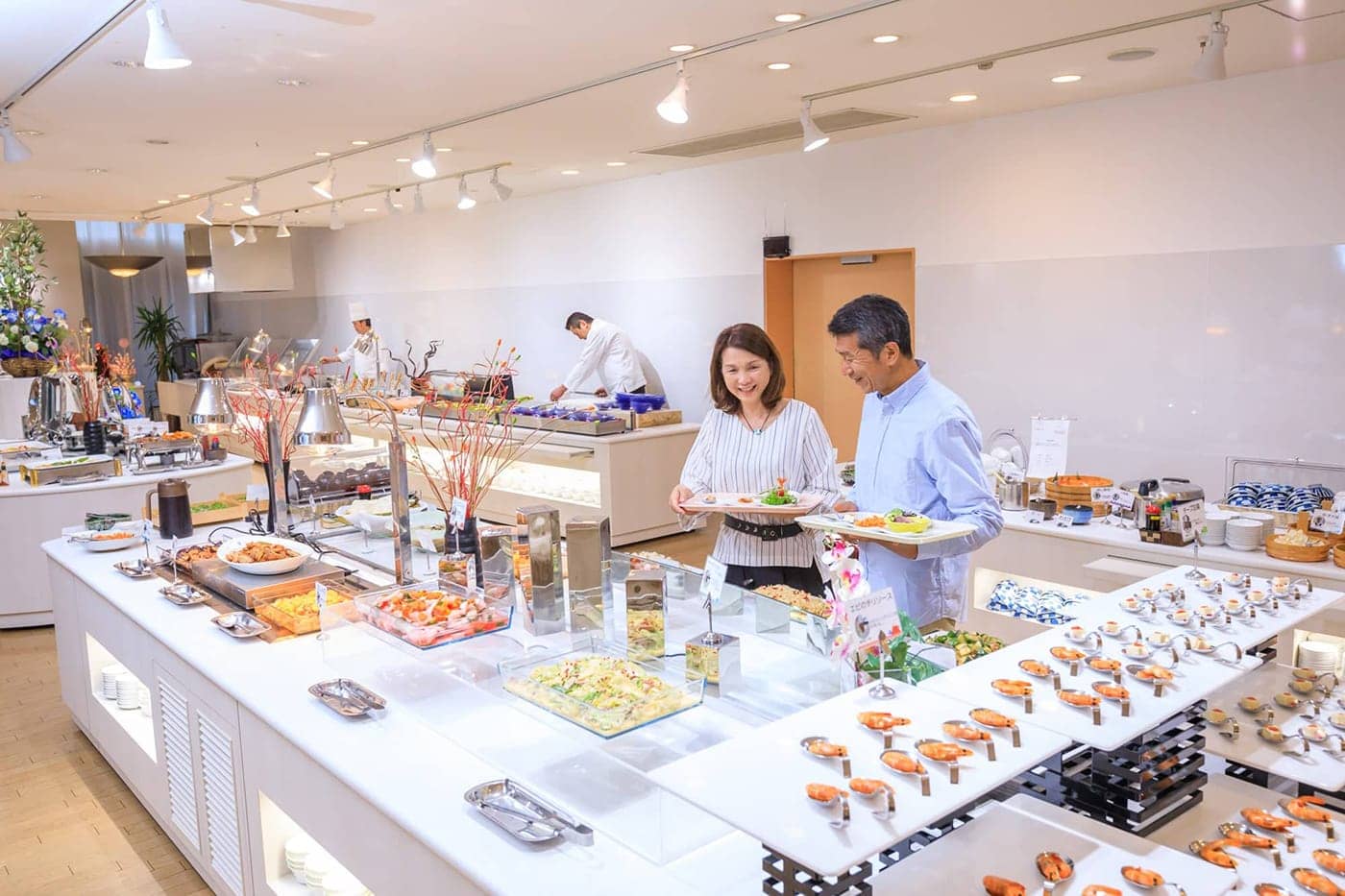 本館のレストランはバイキング形式。（わんこはコテージでお留守番です）地元の食材を使った料理などをいただけます。