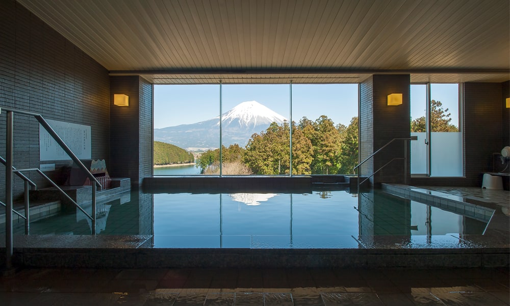 富士を眺めながら温泉大浴場も堪能できます！