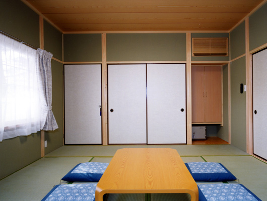 落ち着きのある和室。こちらにわんこは入れません。