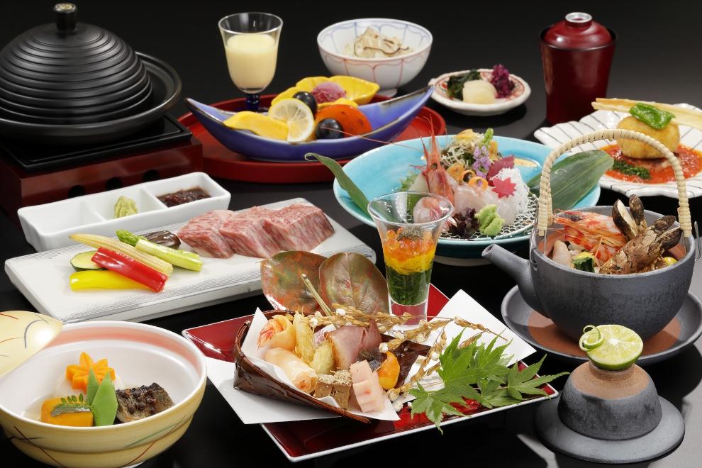四季の食材をふんだんに使った本格懐石料理。信州の地酒やワインとともに