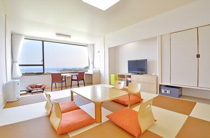 2階和室です。琉球畳が心地よい部屋からの眺めを楽しめます！