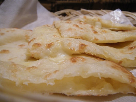 注文を受けてから1枚ずつ自家製のタンドリー釜で焼き上げます！