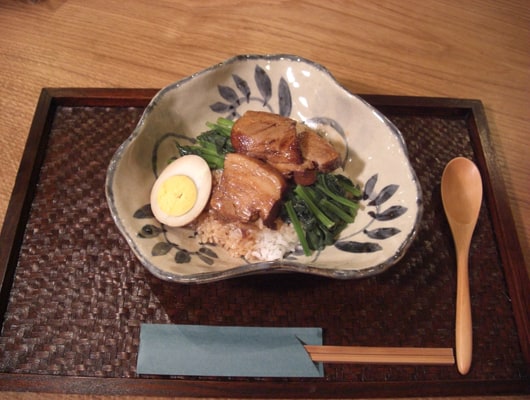 こちらは「東坡飯（トンポウハン）」。豚バラの角煮丼です。