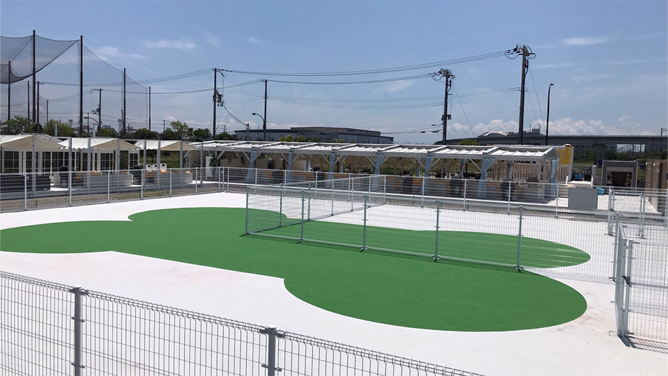 約500㎡、人工芝、水飲み場や専用ゴミ箱も完備。 大型犬、小・中型犬と分かれています。