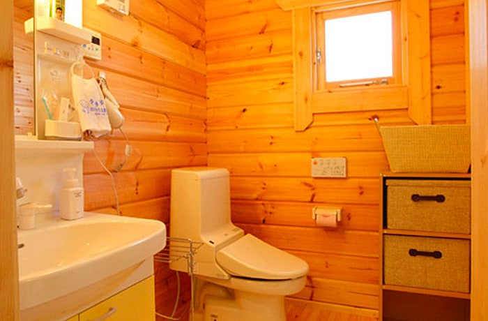 清潔な洗面所に最新型のトイレが設置されています。