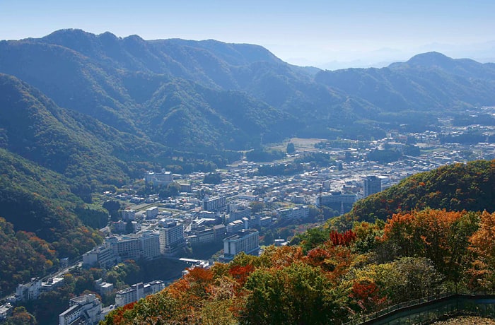 山頂からの風景。山間に鬼怒川渓谷と温泉街が見えます。