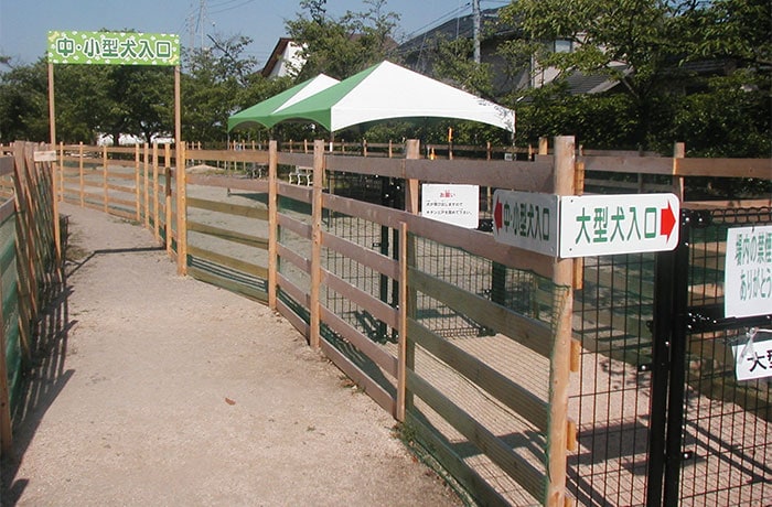 ドッグランの出入り口は大型犬用・中小型犬用と別々になってます。