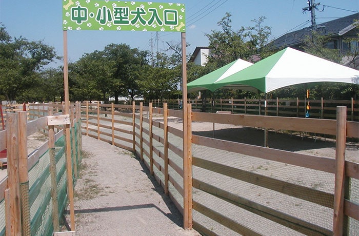 中小型犬出入り口。