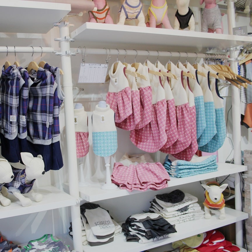 かわいらしい店内には、わんこウェアがいっぱい！
