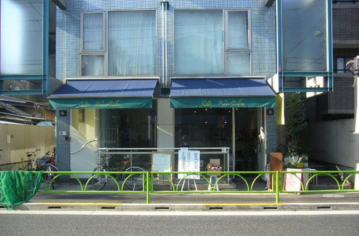 朝8時半から営業！お散歩帰りに、気軽に立ち寄れるカフェ。一面ガラス張りの建物が目印です。