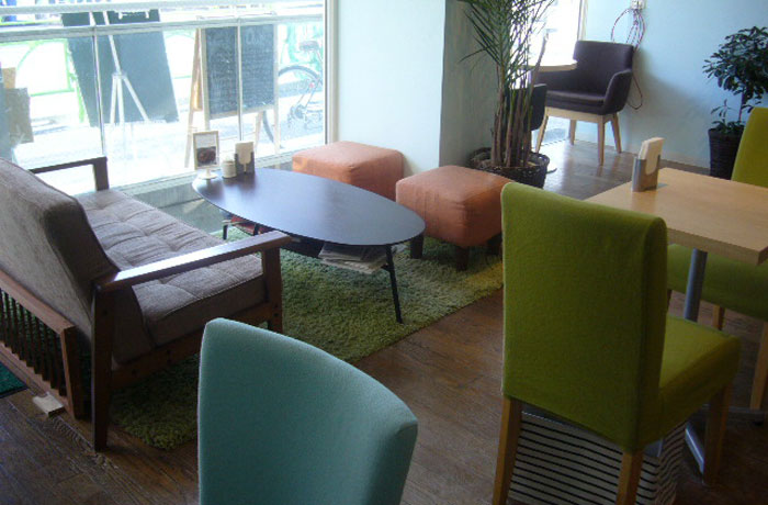 窓辺のソファー席は、一番人気！