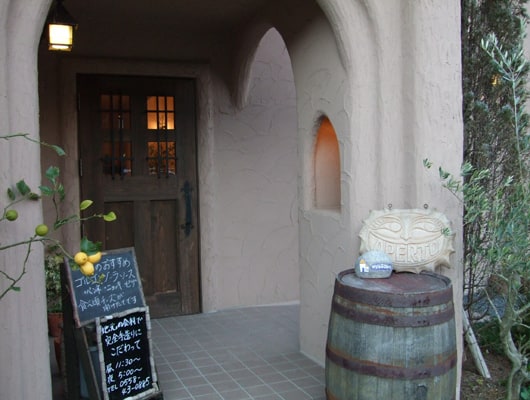 入口はこちら。わんこ連れの方は一声かけて、テラス席へ直接どうぞ。