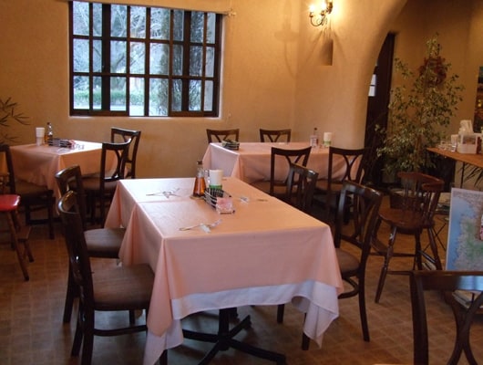 温かみのある店内。（わんこは入れません）