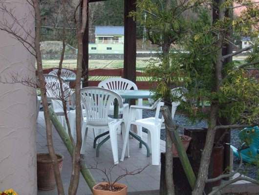 テラス席の奥には田んぼが広がります。春には花畑になります。