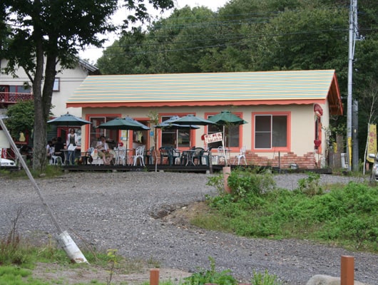 お店の横にはテラス席もあります。お天気の良い日はこちらがオススメ！