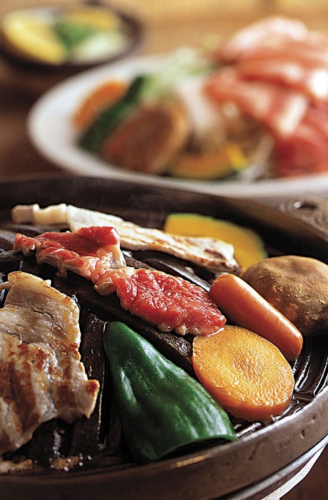 ジンギスカン鍋の上で、肉と野菜をじっくり焼いて召し上がれ！
