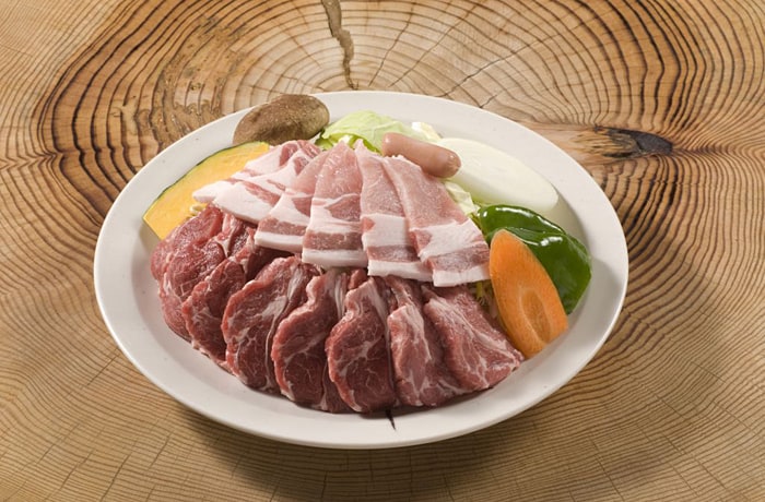 一番人気の「ジンギスカンセット」。ラム肉・豚肉・野菜の盛り合わせです。
