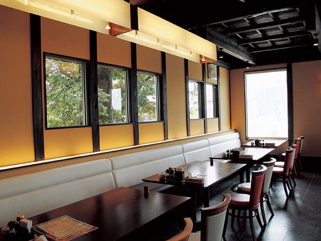 シックな店内は落ち着きのある空間です(※店内はわんこNG)。
