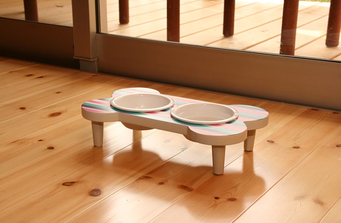 室内には、わんこ用の食器が置かれています。