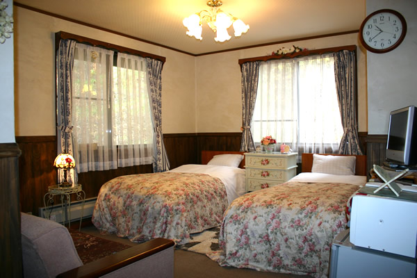 4〜5名が宿泊できる洋室二部屋の「ベタールーム」。