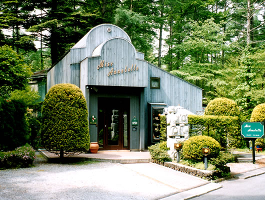 北欧製品のショッピングもできる、庭園カフェ