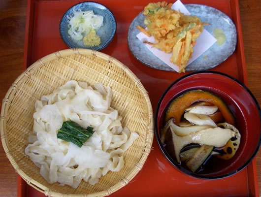 人気メニューの「甲州おざらうどん」。あたたかいタレにつけて、おいしくいただきましょう！