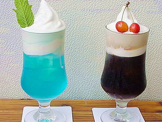 ソフトクリームだけでもおいしいけど、コーヒーにオリジナルソフトクリームをのせたボリュームたっぷりの飲み物もおいしそう。