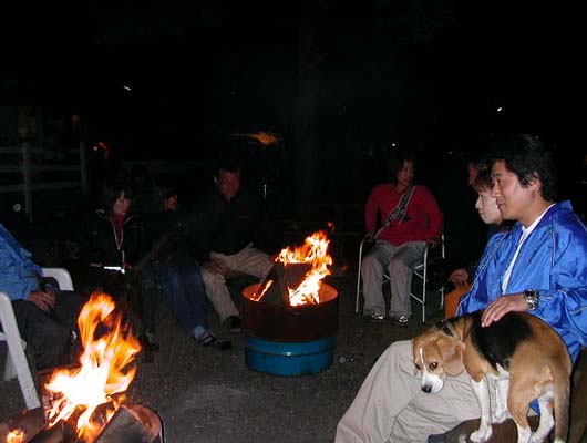夜は、火を囲んで愛犬談議に華を咲かせるのもいいですね。