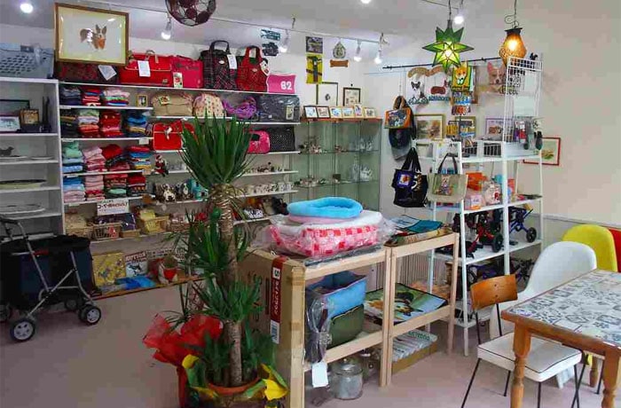 店内に並ぶわんこグッズは、豊富な品揃えです。