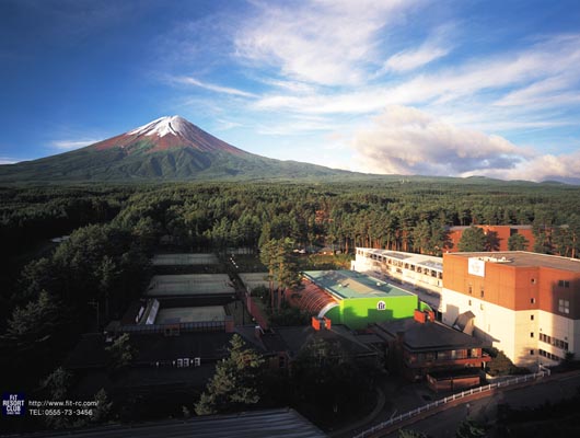 雄大な富士山麓の5万坪の森に広がる、高級リゾートクラブ。