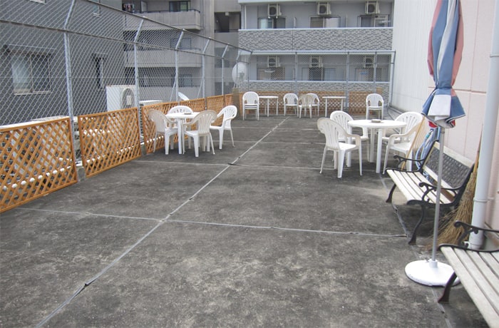 お天気の良い日は、屋外のドッグランで遊ぶことができますよ！
