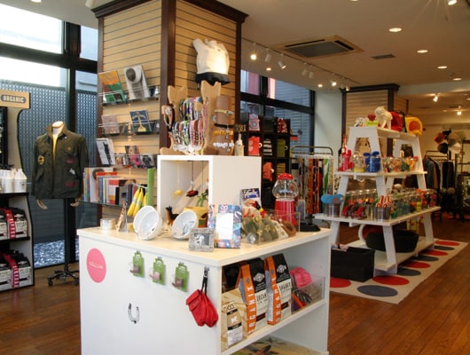 店内には、わんちゃんだけでなく人間用の家具や子供服も。どれも皆ハイセンスです。