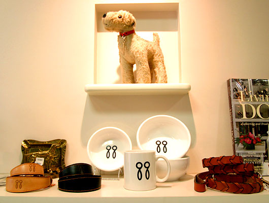 左が新製品の「オーバル」。中央はグラドッグのマークの入ったフードボウル、右は布の手綱で作ったリード＆カラーです。