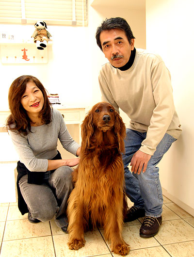 おしゃれなオーナーご夫妻と看板犬のみゅうちゃん。