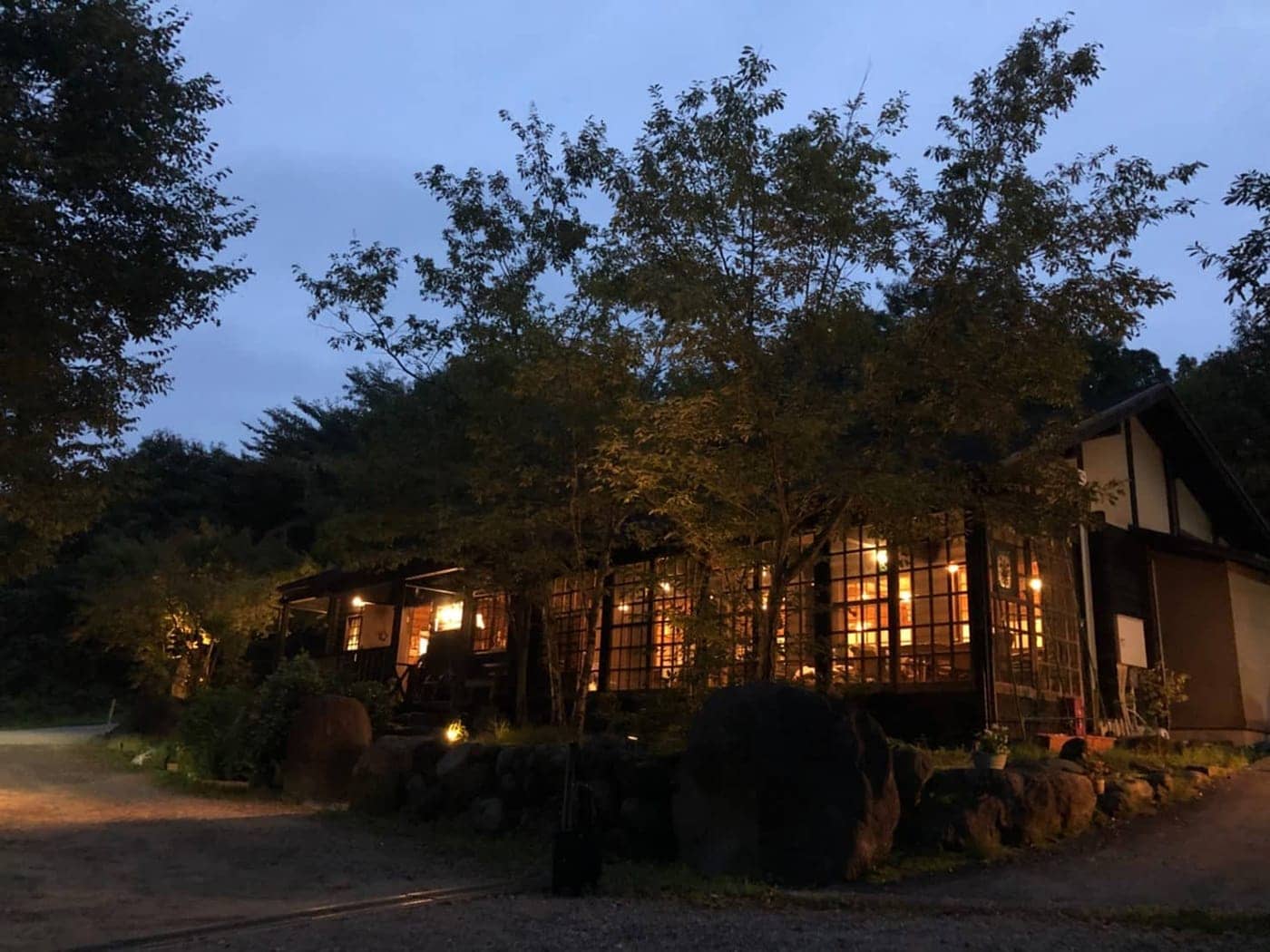 花と良泉に満ちた、山あいの静かな隠れ宿。