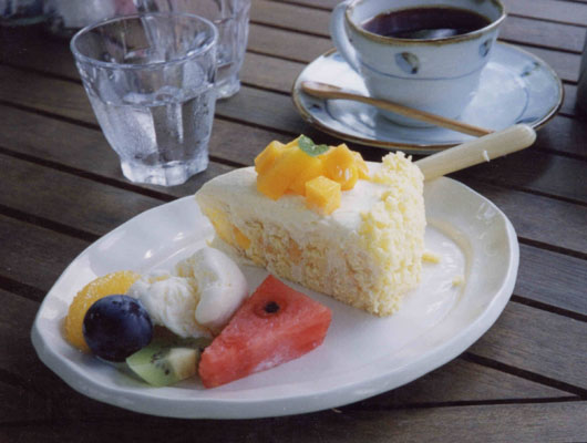 作りたてのお菓子にフルーツとアイスクリームを盛り合わせて、おいしくいただきましょう。