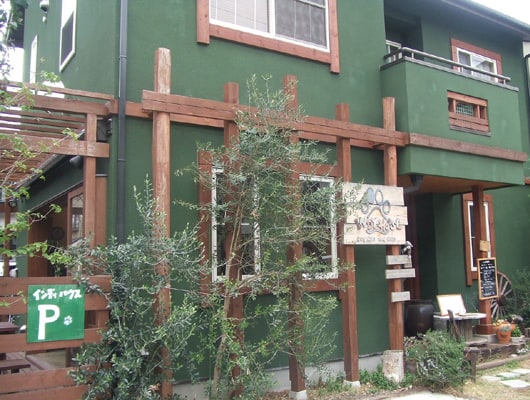 静かな住宅街にたたずむ、ナチュラルな雰囲気のドッグカフェ