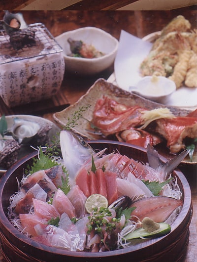 夕食は、伊豆で採れた魚介類を使った創作和食をいただけます。その日毎にメニューが変わり、ボリューム満点でとてもおいしい！