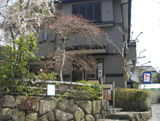 閑静な住宅街にしっとりなじむ一軒家で、人気の甘味をいただこう！