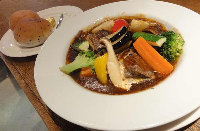 じっくり煮込んだ、「萌木の森のビーフシチューセット」。
