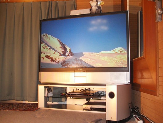 本館にある24畳のホール。57インチのハイビジョンテレビで見る画像は迫力が違います。（ただし、わんこはコテージでお留守番となります）