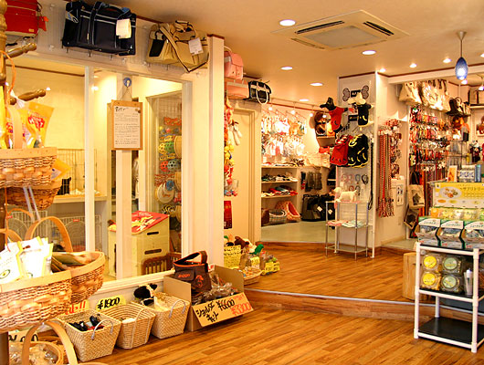 店内には、わんこグッズが盛りだくさん！お買い得品のチェックも忘れずに。