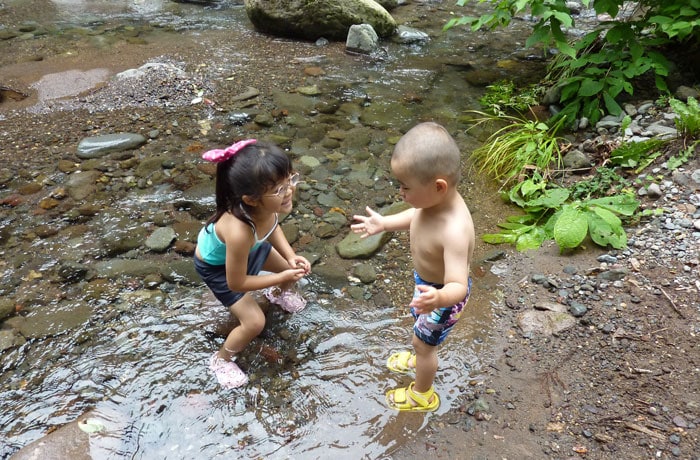 近くに、“名水の川”が流れています。夏は、川遊びを楽しめます。