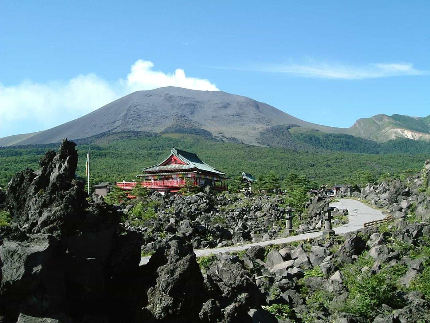 裏参道から観音堂と浅間山を望んだところ。雄大な浅間山を感じることができます。