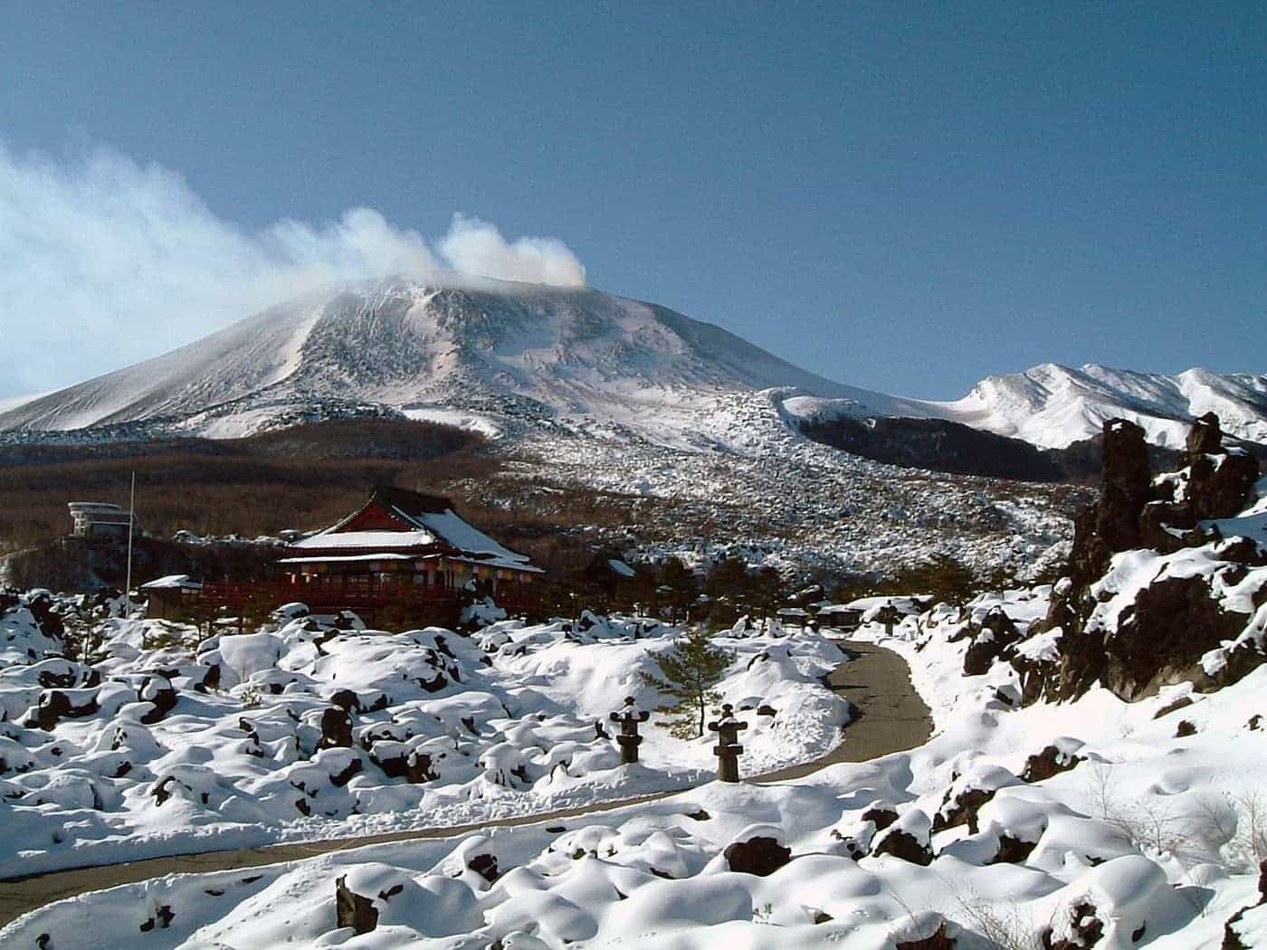 冬は一面雪景色の絶景を堪能する事ができます。