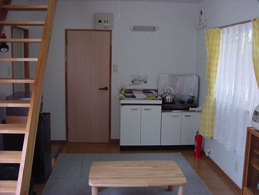 室内はとてもきれい。キッチンもコンパクトで使いやすそう。