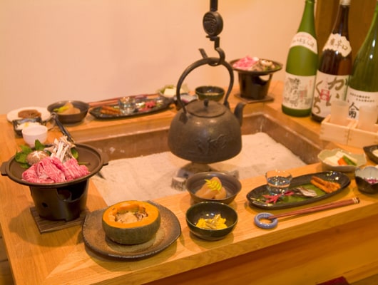囲炉裏を囲んで、おいしい地酒はいかがですか？
